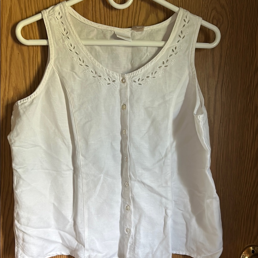 Cherokee White Sleeveless Buttoned blouse